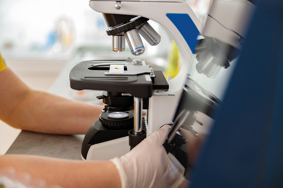 CHU_de_Poitiers's tweet photo. 🔬#Parlonsrecherche | 👏#Félicitations !
🧑🔬 2 chercheurs du CHU de Poitiers soutenus financièrement par le ministère de la #santé.
1 #PHRC pour le docteur Romain David et 1 #PHRIP pour Marion Saïd, infirmière anesthésiste.
➡️ En savoir plus : https://t.co/U1PVvuDurt https://t.co/N3S0NOr02S