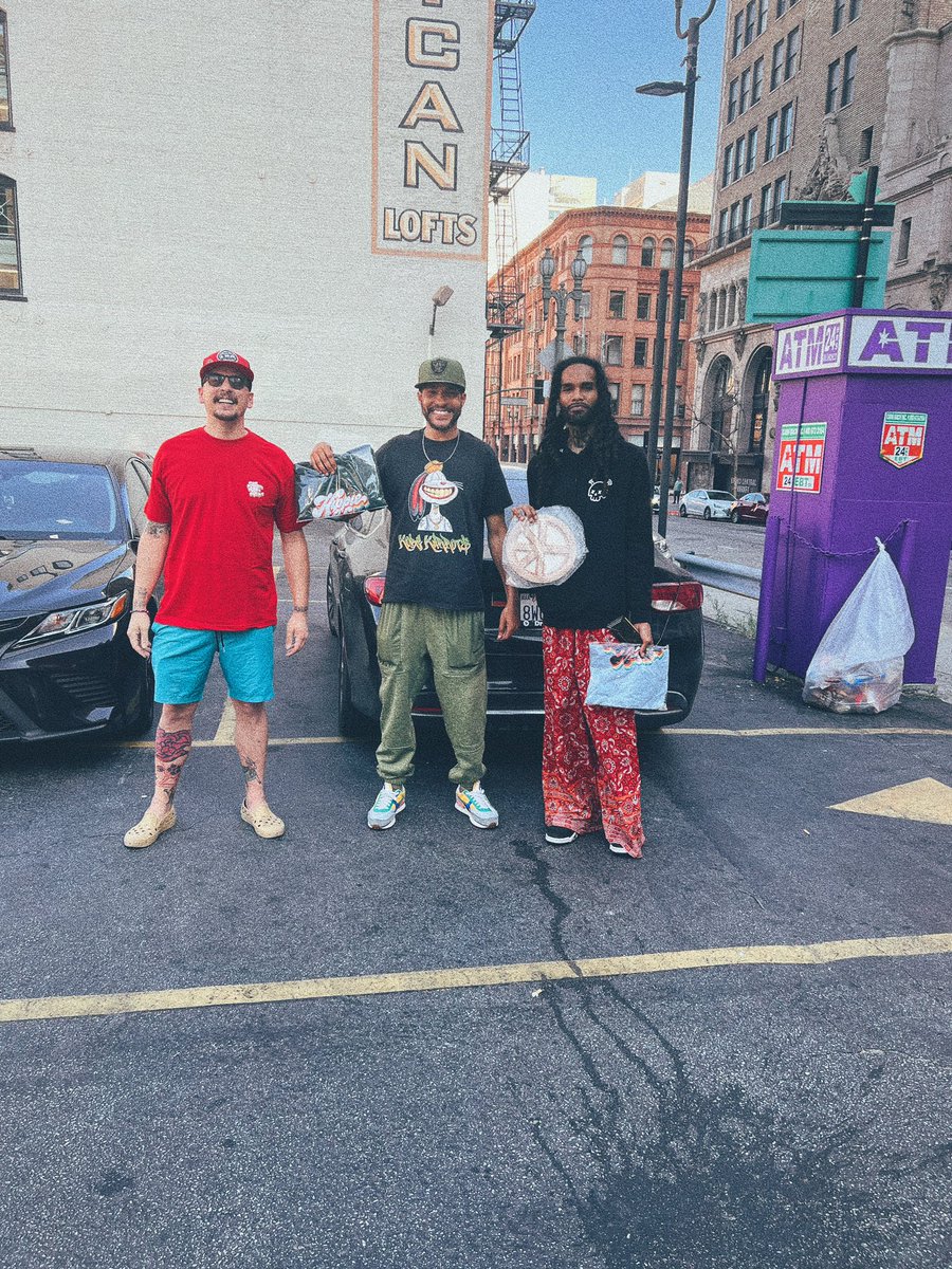 VistoHLK's tweet photo. I am the type of founder to connect with my community in real life &amp; truly build.

I had a really good time yesterday with my @HippieLifeKrew KREWMILY💯

We broke 🥖 &amp; talked about HLK 

Much love @BR0THERWEST + @RealKobeKarrot8 #WeDaKrew ☁️ https://t.co/WggoLmxRww