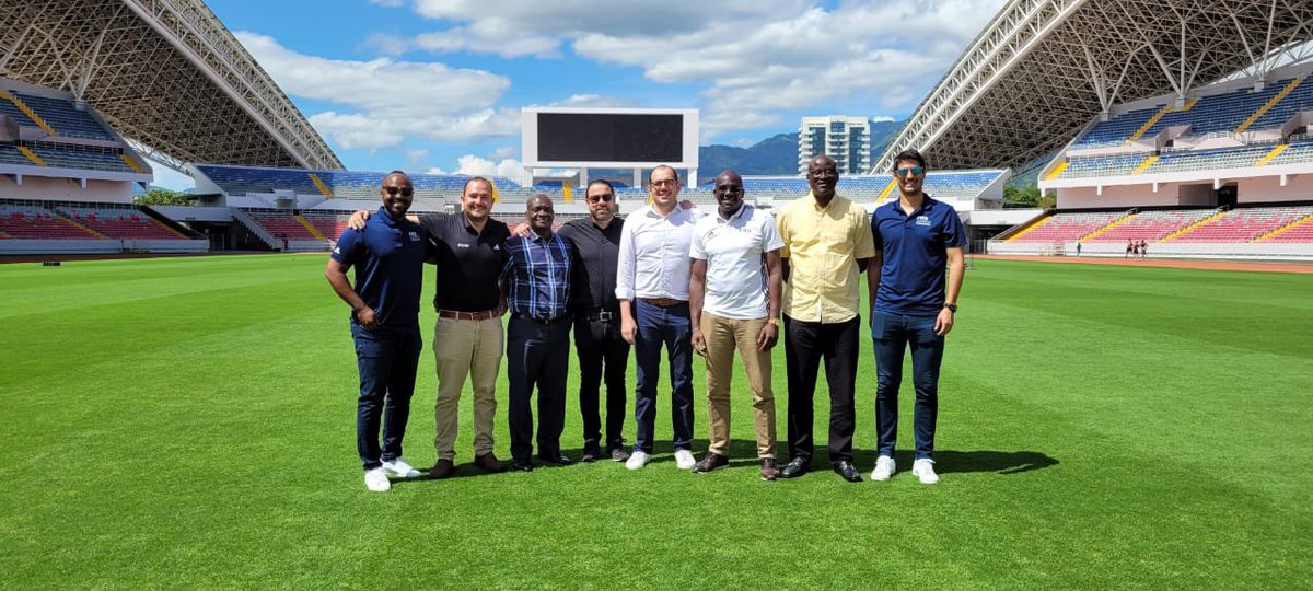 ForwardAmericas's tweet photo. Histórica visita de los ejecutivos de federaciones de África a Costa Rica y Paraguay. Excelente intercambio de iniciativas relacionadas a proyectos de infraestructura a través del programa #FIFAForward. ¡Muchas gracias @fedefutbolcrc y @APFOficial por el cálido recibimiento! https://t.co/nv0TA0ZcO7
