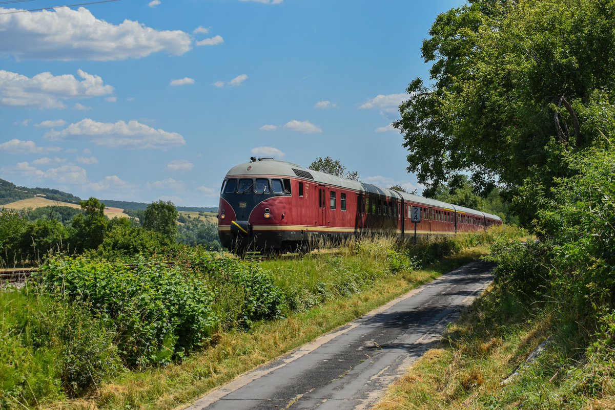 Patrick_Spotter's tweet photo. #Lauda,
aufgrund vom 47. #Tauberbischofsheimer #Altstadtfest verkehrte am Sonntag, 09.07.2023 zwischen Lauda und Tauberbischofsheim der #VT12 506/507 auch genannt "#StuttgarterRössle" als Pendelzug hin und her.
#ulmereierkopf #dieseltriebwagen #eisenbahn #sonderzug https://t.co/EDCvz4rzVy