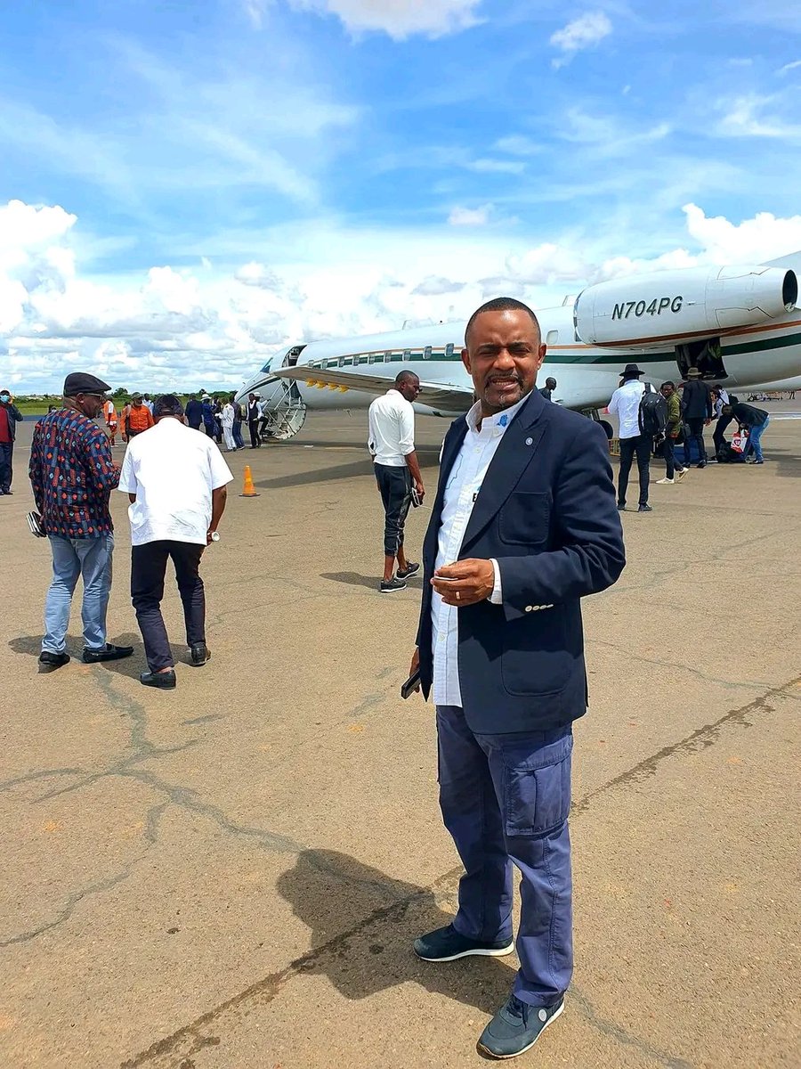 Gaston_Ndjulu's tweet photo. 42 jours de détention illégale.
Quand le pouvoir judiciaire se retrouve dans les poches du pouvoir exécutif, on s'en fiche de la procédure.
Pauvre Congo, à quand ta délivrance ?
#JeSuisSK #LibérezSK #FreeSK https://t.co/7L3Hn1dZEQ