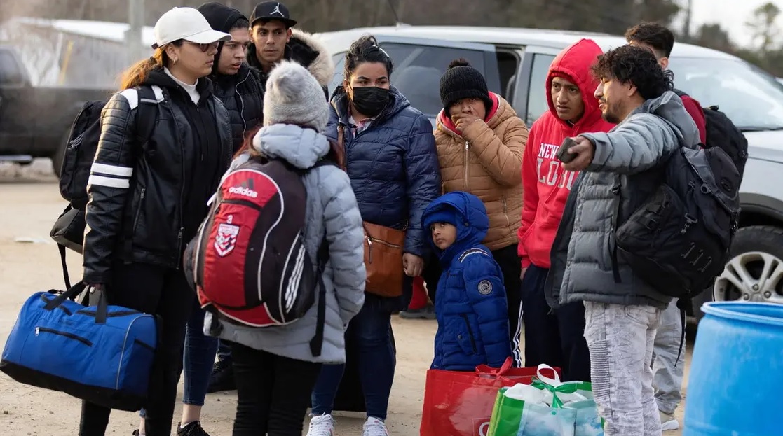 AfghanistanTime's tweet photo. Peruvian authorities have rescued 23 Afghan migrants trapped in a remote village who were deceived by migrant traffickers near Brazil border. Victims, including children, were left stranded without food after paying smugglers to reach Ecuador. https://t.co/JGHnglZvEh