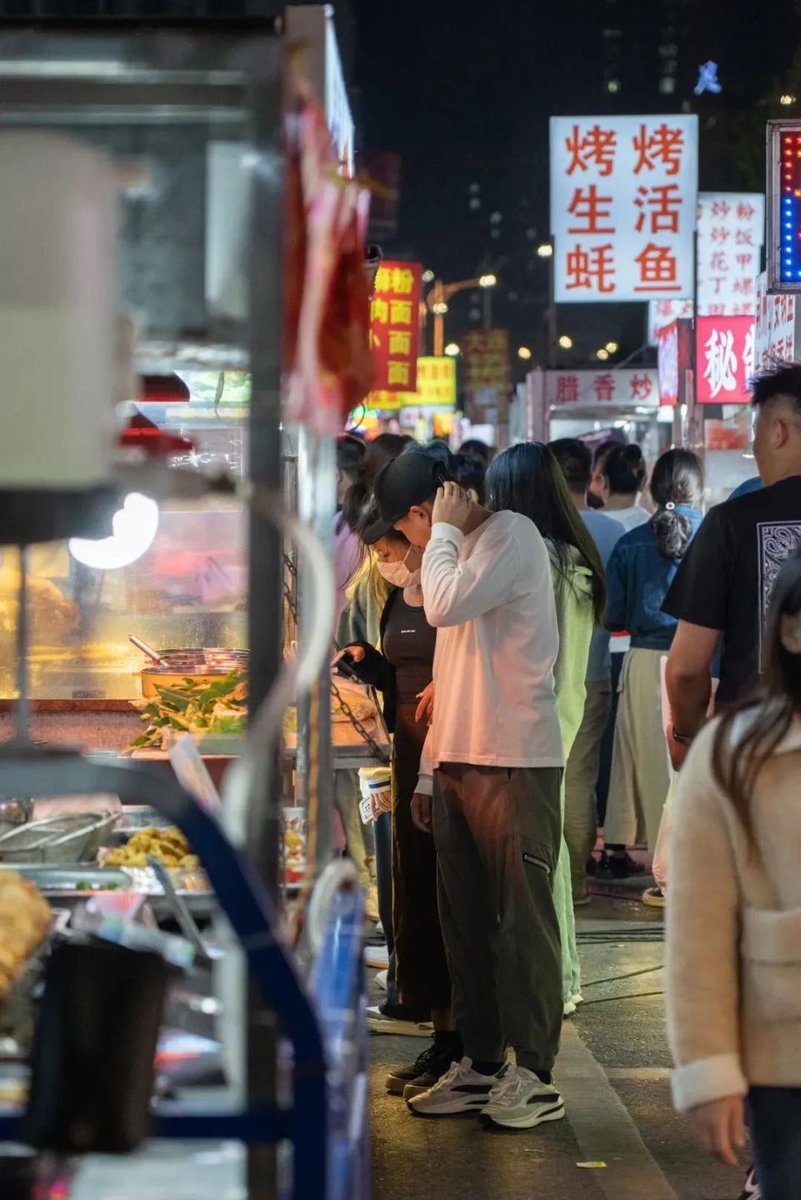 ExploreZhuhai's tweet photo. ๐ The flourishing night markets offer various dazzling food and snacks from all over the country, which not only sooth people's mind and body after a day's hard work but also show the unique charm of this city.
#BiteOfZhuhai #GourmetZhuhai #SummerSplendor https://t.co/J1Hjq2Zr91