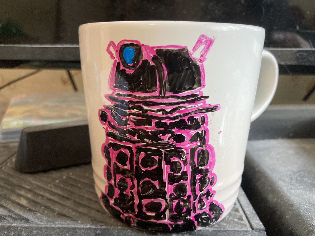 ahcrowley_a's tweet photo. This #MondayMug was painted by my Eldest Daughter, in commemoration of my Doctor Who mug which tragically leapt to its death when I opened the cupboard yesterday.
The Black Dalek looks surprisingly good in pink, I think. https://t.co/hHDXv6EzlA