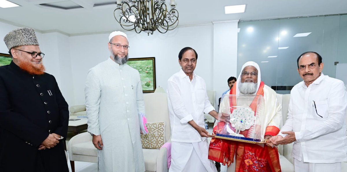 RishikaSadam's tweet photo. Following a meeting with #Hyderabad MP @asadowaisi &amp; delegation of religious leaders, #Telangana CM #KCR said his party will oppose #UniformCivilCode bill. KCR says Centre’s using #UCC to do divisive politics, provoke people. ‘There are other bigger issues to focus,’ he says. https://t.co/TX3upEqqLw