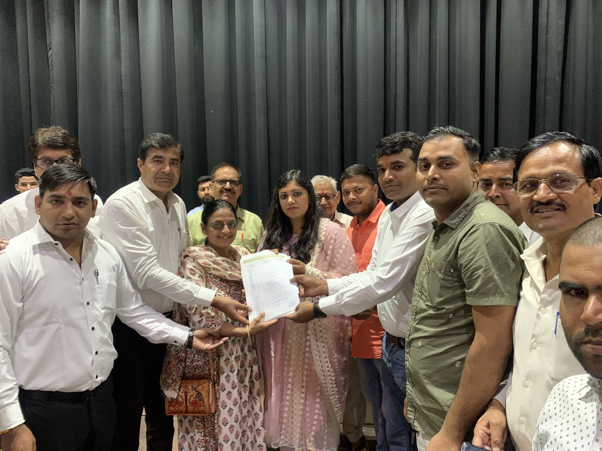 ShivalakR's tweet photo. आज ग्रेटर नोएडा प्राधिकरण की तरफ से आरडब्लूए की एक मीटिंग सोसाइटी की समस्याओं को लेकर रखी गई जिसमे@ShivalakR गए इन्होंने सोसाइटी मे हो रही समस्याएं सीईओ मैडम तथा अन्य अधिकारियों के सामने रखी प्राधिकरण की तरफ से बहुत ही जल्द इन समस्याओं पर संज्ञान देने का आश्वासन दिया@MedhaRoopam https://t.co/AwjIilrgr3