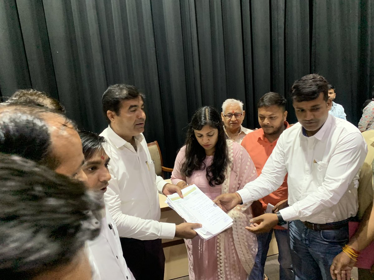 ShivalakR's tweet photo. आज ग्रेटर नोएडा प्राधिकरण की तरफ से आरडब्लूए की एक मीटिंग सोसाइटी की समस्याओं को लेकर रखी गई जिसमे@ShivalakR गए इन्होंने सोसाइटी मे हो रही समस्याएं सीईओ मैडम तथा अन्य अधिकारियों के सामने रखी प्राधिकरण की तरफ से बहुत ही जल्द इन समस्याओं पर संज्ञान देने का आश्वासन दिया@MedhaRoopam https://t.co/AwjIilrgr3