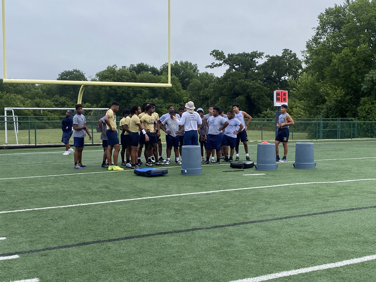 LSOCFootball's tweet image. After a week off your Varsity Lions are back to work this morning. #Compete