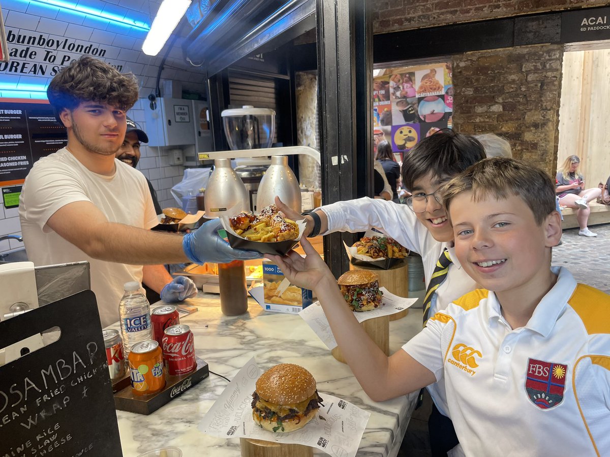 FulhamBoys_FA's tweet photo. A successful #tubechallenge! The Liddellians have had a great day exploring London, trying Korean chicken & even bumped into a Year 10 on work experience!🍔 But will we make it back to school on time?! https://t.co/TFXBgPN58Y