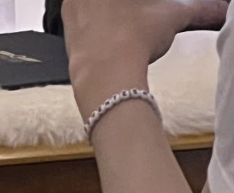 chweposts's tweet photo. also Vernon’s bracelet says “seventeen” on it 🥹 https://t.co/yBfNlTKymJ