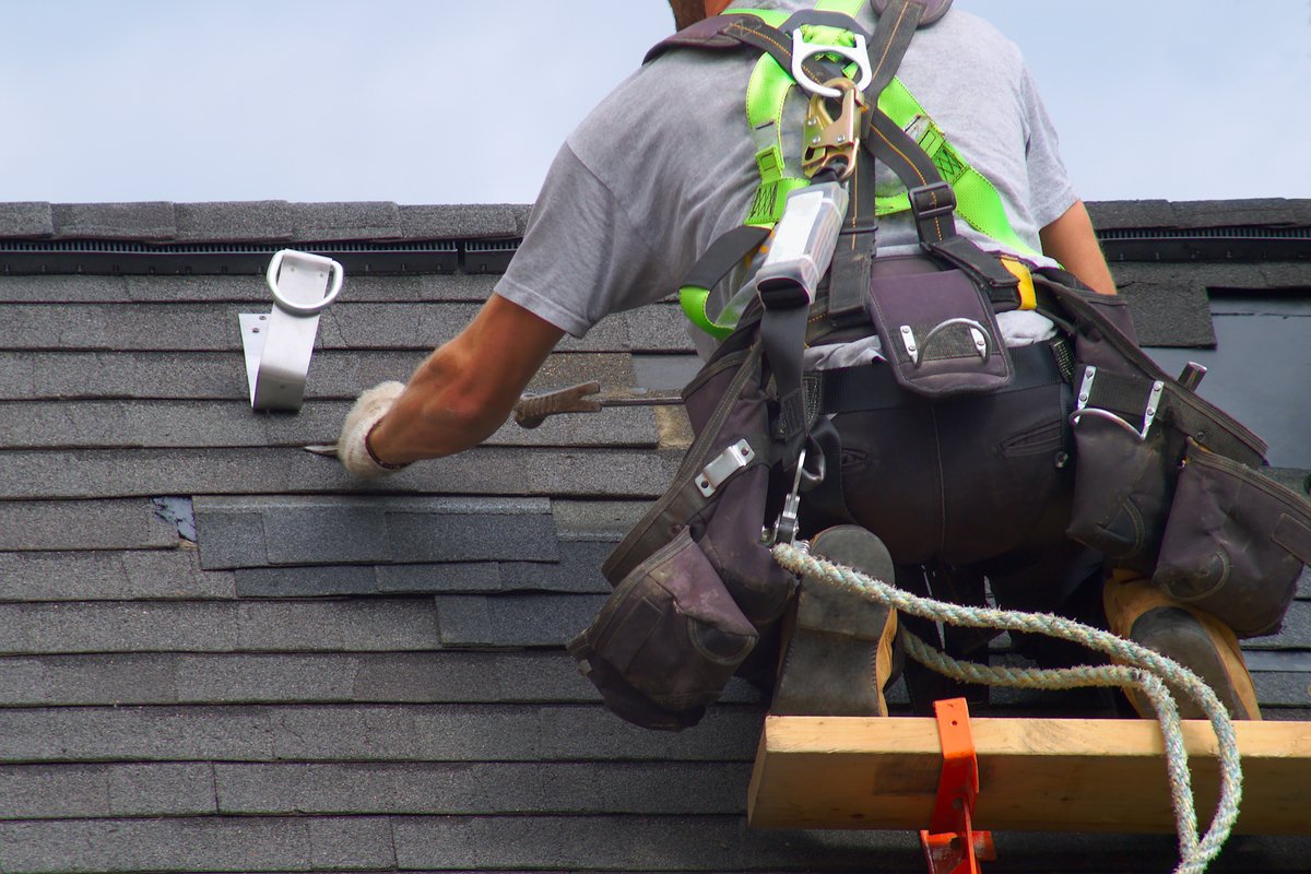 PortlandRoofer's tweet photo. It's essential to have your roof inspected regularly by a professional to assess its condition and determine if replacement or repairs are necessary. Not sure where you fall? Give us a call. https://t.co/STUSlcCmLb https://t.co/hKSE6vqt4U
