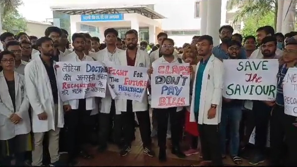 Indian__doctor's tweet photo. The future of students is in dark! 
Many meritorious students have got good rank in #neetpg but will not be able to do counseling in PG without registration number,
 The college administration is playing with the future of the students by assuring every time! @brajeshpathakup https://t.co/meRqMy90yG