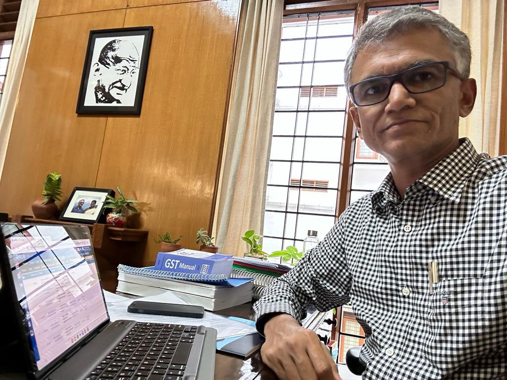 For Transparent, accountable, speedy, functioning, I have switched to E-Office for processing files. Online portal will push Paperless Files instead of large physical files. Anytime. Anywhere. Harnessing technology for better governance.
#revenueminister #govtofkarnataka