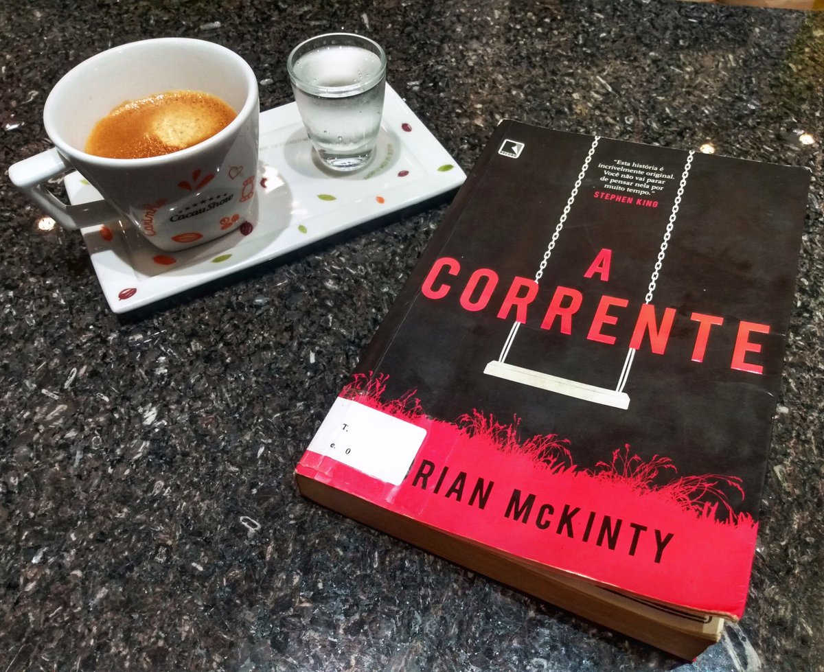 CurvaLiteraria's tweet photo. Bom dia leitores! Mais uma semana começando e óbvio! Trazendo uma leitura incrivelmente F@D*! Vamos iniciar nossa leitura com "A Corrente " livro de estreia do autor Adrian McKinty. #ACorrente #EditoraRecord #GrupoEditorialRecord #AdrianMcKinty @editorarecord @adrianmckinty https://t.co/1FDcRqUhO6