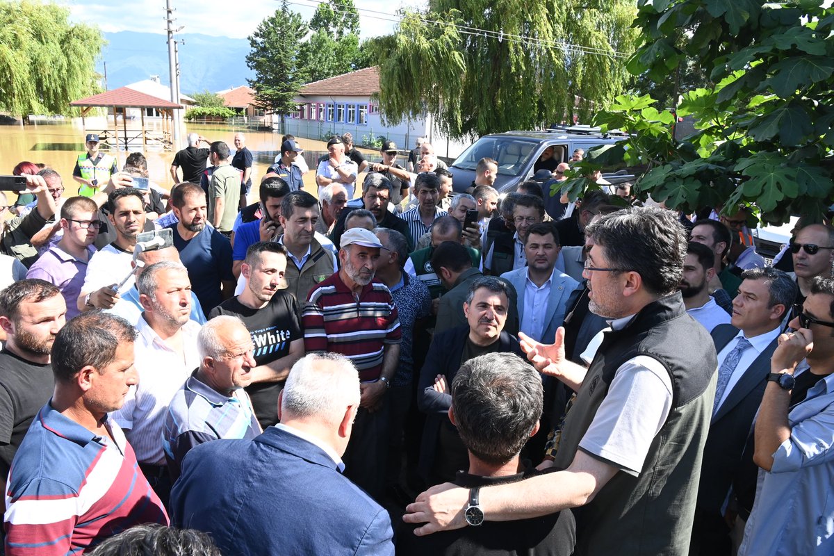 ibrahimyumakli's tweet photo. Düzce’de sel afetinden etkilenen bölgelerde tüm imkânlarımızla sahadayız.

Üreticilerimiz, vatandaşlarımız müsterih olsunlar. Hayatın bir an önce normale dönmesi için ne gerekiyorsa yapacağız.

Selden zarar gören vatandaşlarımıza bir kez daha geçmiş olsun dileklerimi iletiyorum. https://t.co/ILI1fpkUlT