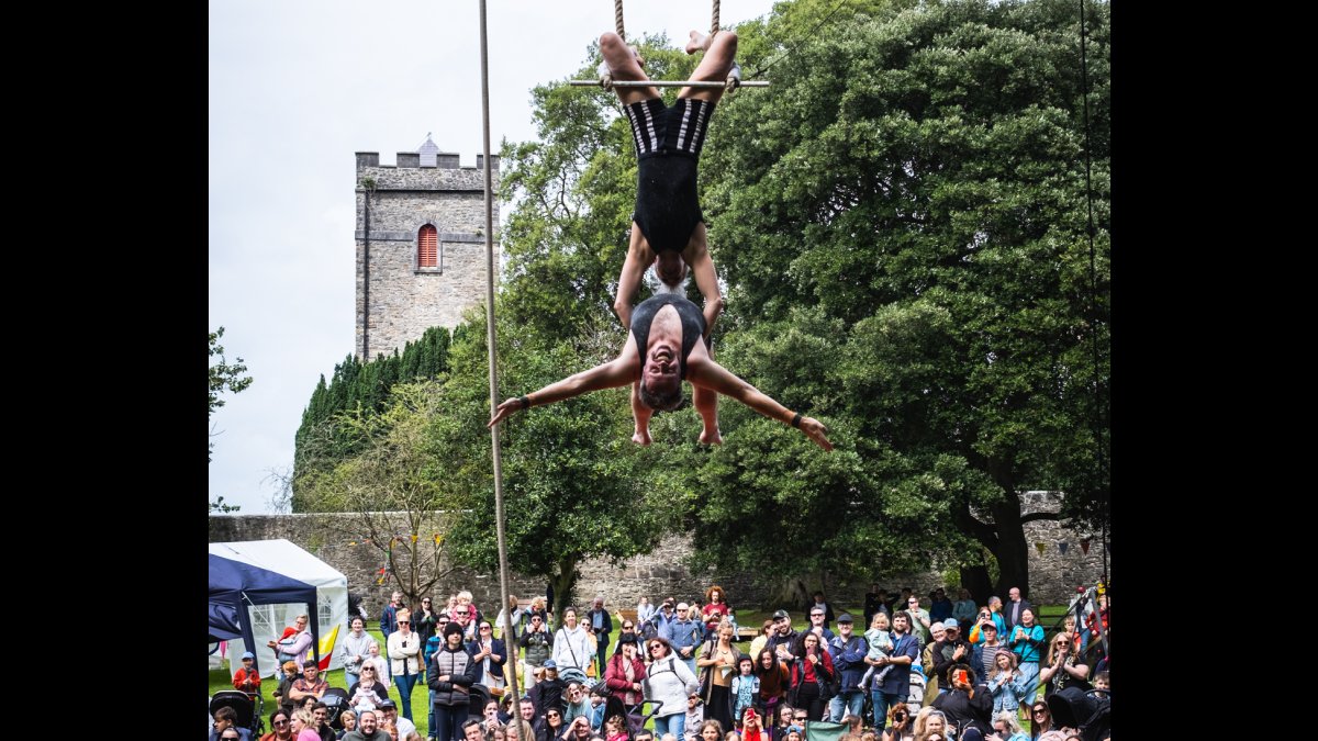 cairdefestival's tweet photo. THANK YOU to everyone who made this year’s festival possible: our artists and performers, volunteers, photographers, sponsors & patrons, & attendees!
Photographers: @AnnaMLeask and Cían Flynn
@artscouncil_ie @sligococo @sligohub10 @tumblecircus @musicbyloah
#csaf23 https://t.co/H4SPQMzLCN