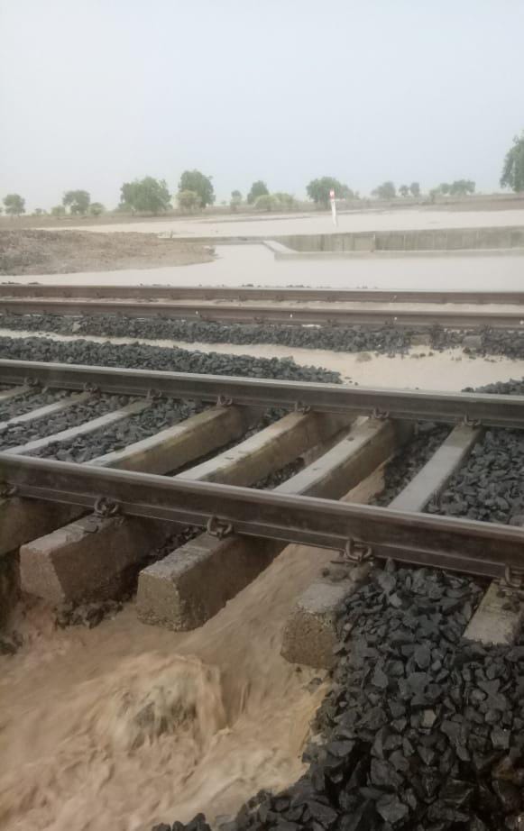 Central_Railway's tweet photo. Bhusawal division-

Heavy rain water overflow on tracks-

between Murtizapur- Mana section since 18.50 hrs

UP &amp; DOWN traffic stopped due to safety reason. Efforts are being made to recoup the washed out ballast

Trains detained-
11121, 12833
22827, 12106, 12136, 12102, 22940 exp https://t.co/iLG0A2OlaO
