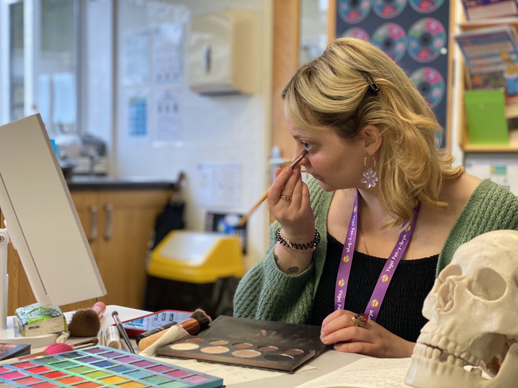 Ysgolpenybryn's tweet image. Thanks to Amanda and Izzy @ArtSwansea for running a staff training workshop for Film Skills this morning. Staff took part in the session to learn new skills for a SFX make-up workshop we will be offering next year @HwbAddysg_Cymru @ScreenAllianceW @intofilm_cymru @ThreecliffsEd