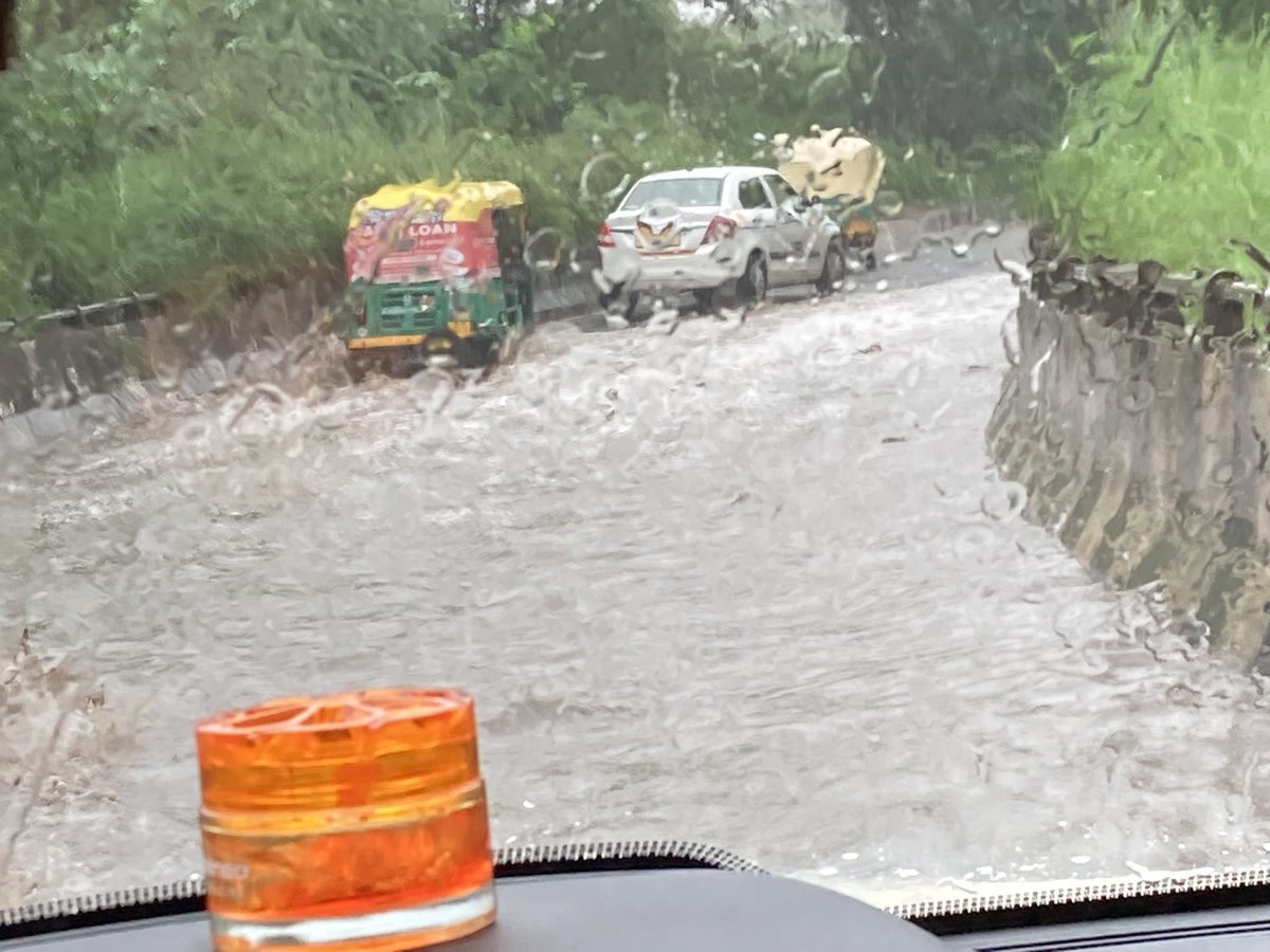 louisecsharma's tweet image. Slip road from Sarita Vihar to Apollo Jasola metro station is always flooded after heavy rain. No drainage for several years and no action taken to resolve the issue. Shocking  state for the capital of the country.  @ArvindKejriwal @AtishiAAP @DelhiPwd @MCD_Delhi @official_dda