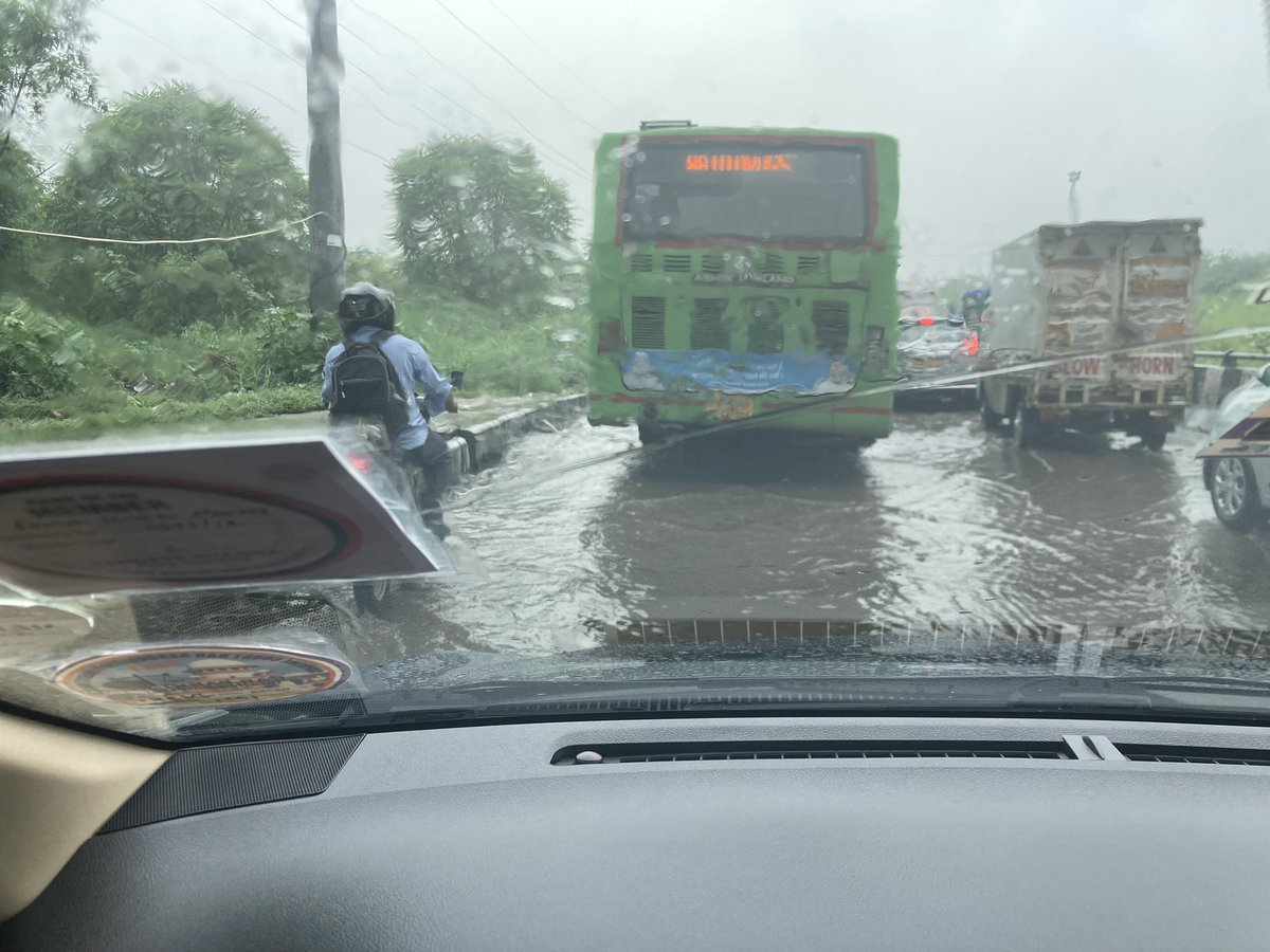 louisecsharma's tweet image. Slip road from Sarita Vihar to Apollo Jasola metro station is always flooded after heavy rain. No drainage for several years and no action taken to resolve the issue. Shocking  state for the capital of the country.  @ArvindKejriwal @AtishiAAP @DelhiPwd @MCD_Delhi @official_dda