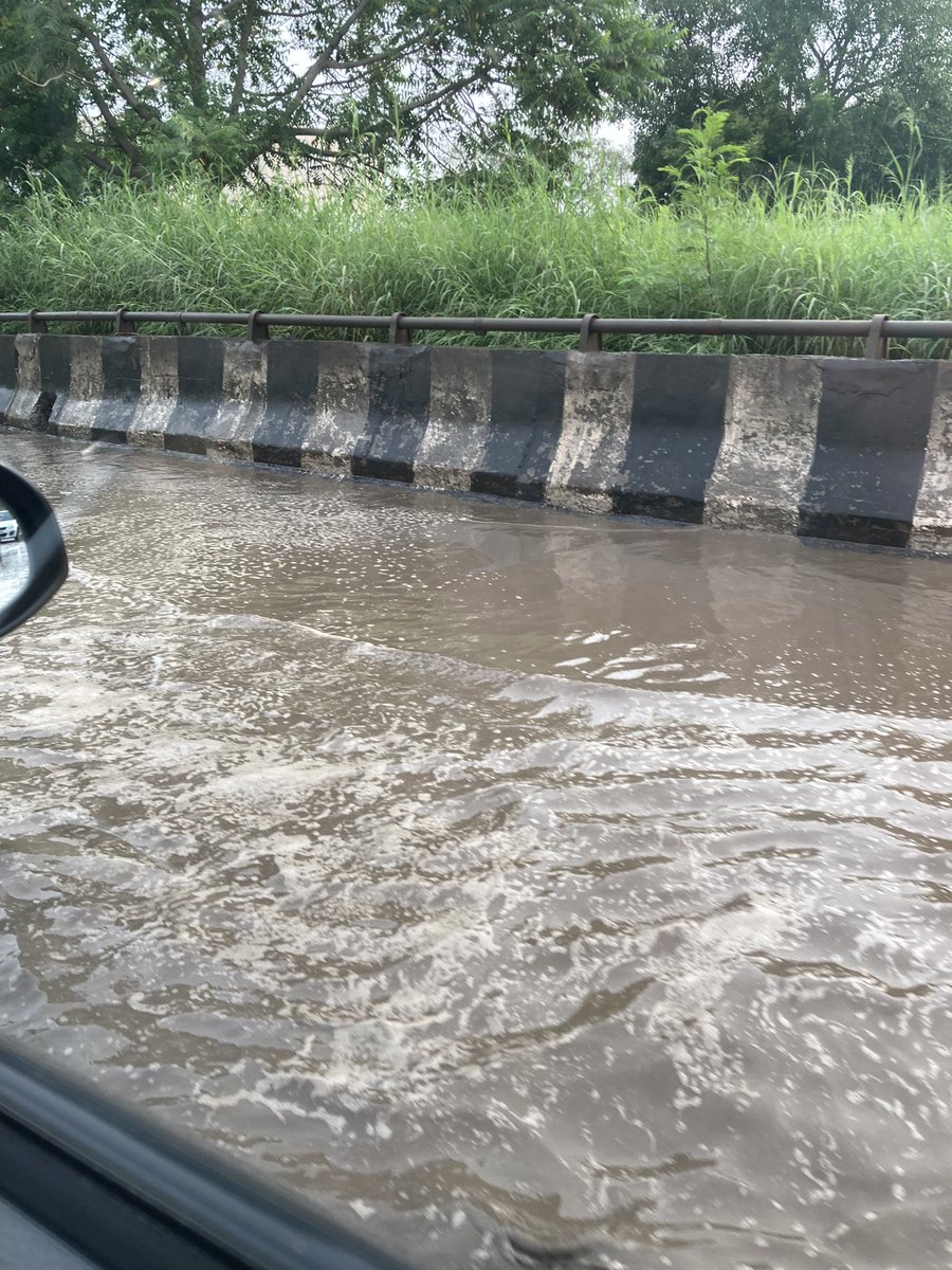 louisecsharma's tweet image. Slip road from Sarita Vihar to Apollo Jasola metro station is always flooded after heavy rain. No drainage for several years and no action taken to resolve the issue. Shocking  state for the capital of the country.  @ArvindKejriwal @AtishiAAP @DelhiPwd @MCD_Delhi @official_dda
