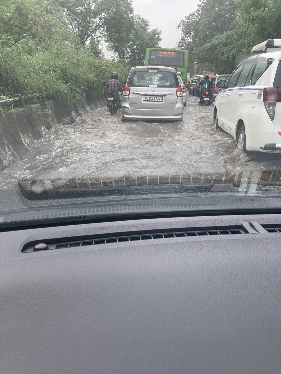 louisecsharma's tweet image. Slip road from Sarita Vihar to Apollo Jasola metro station is always flooded after heavy rain. No drainage for several years and no action taken to resolve the issue. Shocking  state for the capital of the country.  @ArvindKejriwal @AtishiAAP @DelhiPwd @MCD_Delhi @official_dda
