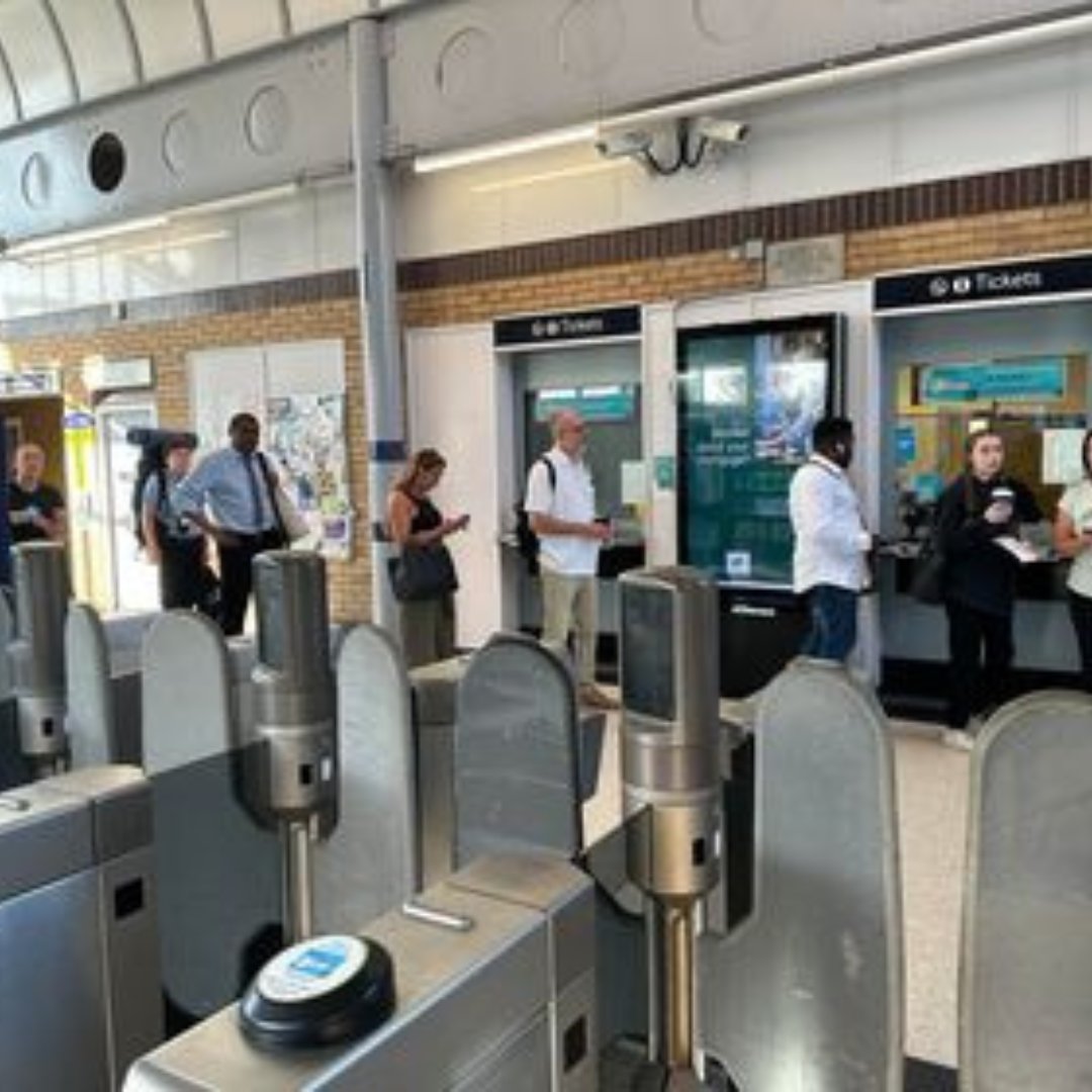 Nobody, I repeat, nobody uses ticket offices anymore...!
Except for this queue of happy passengers at Rainham.
#SaveTicketOffices