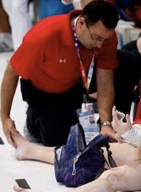 IrradiaMorelos's tweet image. APUÑALAN EN PRISIÓN AL MÉDICO PEDÓFILO LARRY NASAAR
El ex médico del Equipo Olímpico de Gimnasia de USA, #LarryNassar, condenado por abusar sexualmente de cientos de atletas, fue apuñalado varias veces durante un altercado con otro reo en una prisión federal de Florida.