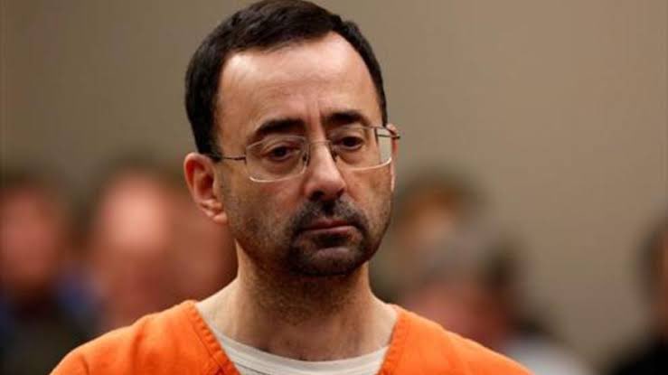 IrradiaMorelos's tweet image. APUÑALAN EN PRISIÓN AL MÉDICO PEDÓFILO LARRY NASAAR
El ex médico del Equipo Olímpico de Gimnasia de USA, #LarryNassar, condenado por abusar sexualmente de cientos de atletas, fue apuñalado varias veces durante un altercado con otro reo en una prisión federal de Florida.
