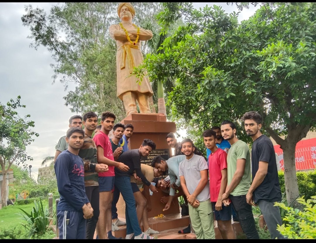 barmaiya_aditya's tweet photo. #AbvpMahakoshal 
#ABVPSatna 
#75yearsofABVP 
      कल अभाविप के स्थान दिवस पर अमरपाटन इकाई में स्वामी विवेकानंद जी की प्रतिमा पर माल्यार्पण किया गया व जैतवारा इकाई में संगोष्ठी कार्यक्रम कर नवीन कार्यकारिणी विषय पर चर्चा हुई। @PrafullaAkant @ChetasSukhadia @VipinGuptaBhind https://t.co/cyjYw6OZKh