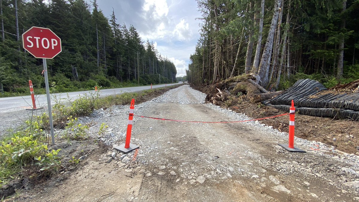 Josie_Osborne's tweet photo. There are a lot of great places to ride a bike on the West Coast, but a decades-long vision was to safely cycle from #Tofino to #Ucluelet. So exciting that soon the entire separated path will be finished, thanks to @ACRDgov’s work on the last 1.1km of this 42km trail! 
🙌🏼  🚲 https://t.co/gepww95slE