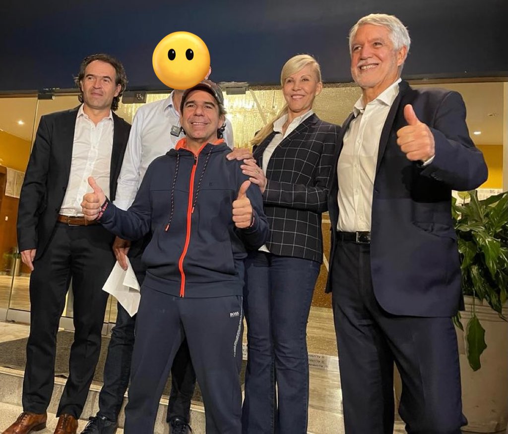 TheTime65252's tweet photo. “Petro se quiere perpetuar en el poder” decían, y ellos quieren volver a repetir cargos de alcaldías y gobernaciones, “la renovación de la política” https://t.co/uK3D7JnHSI