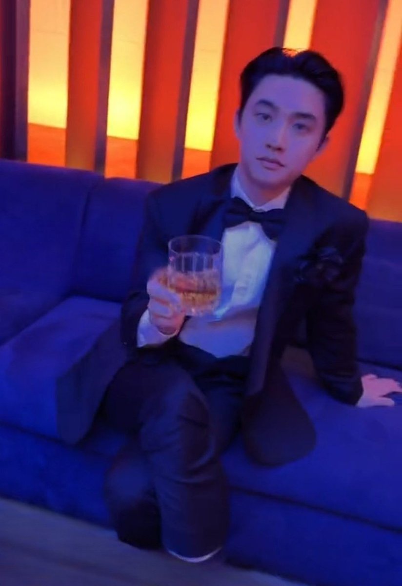 dork_chansoo's tweet photo. Chanyeol (23) works at a cafe in the morning and at a club at night. Being an orphan he had to take care of himself at an early age. He's had many suitors but he needed to guard his heart and avoided falling in love at all cost. https://t.co/0Y3hlvYkMq