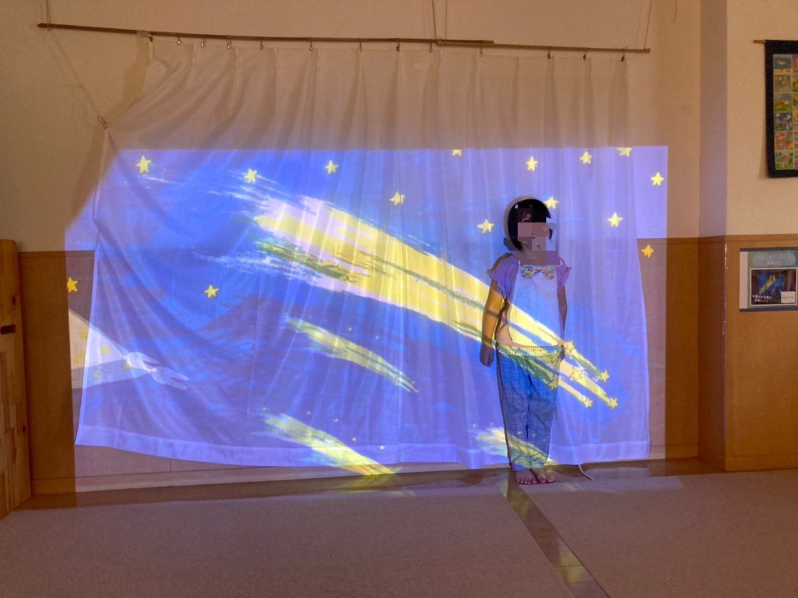 chacha_empathy's tweet photo. 星空に興味を持っていた子の姿を観察していた伝統文化プロジェクトチームのスタッフの案で、今年の七夕は星空に飛び込んでみることに。穴を開けて作ったオリジナル星座も輝かせます。

お迎えの時に、星空の部屋も作って保護者の方にも体験していただきました。

星空って浪漫があるなぁ。 https://t.co/VhiB94hHgp