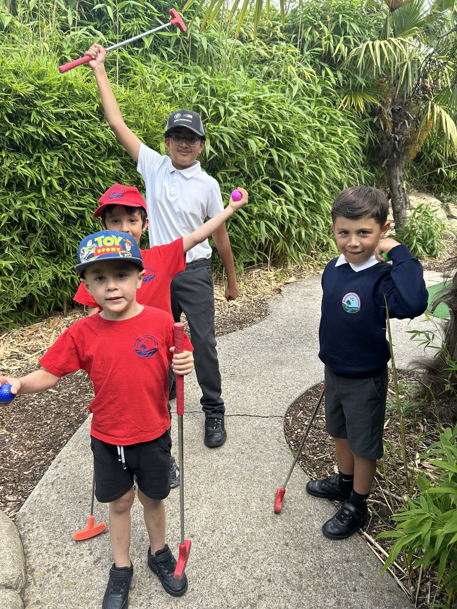 BrookfieldSM3's tweet image. We celebrated our Golden raffle winners today @hortongolfpark ⛳️ 🦍 for their incredible behaviour and following our Golden Rules 😀 #positivebehaviour @LEOacademies