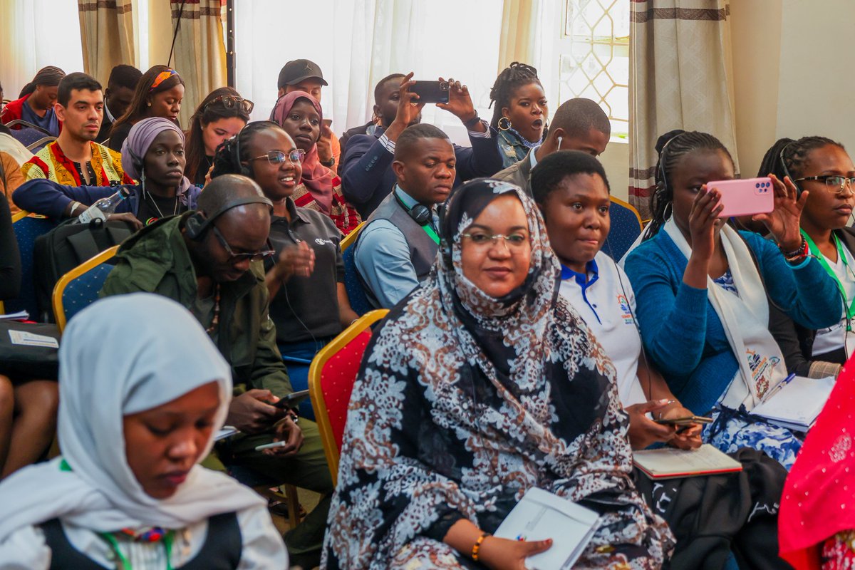 Summer_School1's tweet photo. "Building a just and sustainable future starts with understanding the concepts of just Transition!" Ted Moya; Lecture Oxford University, during  @Summer_School1 Cohort III training. Let's pave way for fair world together!
#NSSCJ3
#climatejusticeschool
@PACJA1 
@acsea_54 
@Sida https://t.co/zb9OgFQZxZ