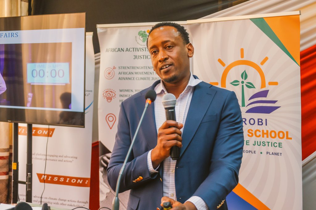 Summer_School1's tweet photo. "Building a just and sustainable future starts with understanding the concepts of just Transition!" Ted Moya; Lecture Oxford University, during  @Summer_School1 Cohort III training. Let's pave way for fair world together!
#NSSCJ3
#climatejusticeschool
@PACJA1 
@acsea_54 
@Sida https://t.co/zb9OgFQZxZ