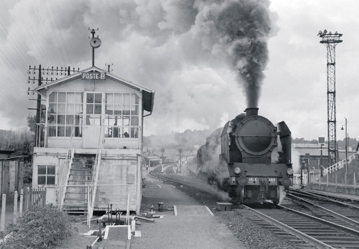 CheminsdeFerTC's tweet photo. 1967. Un express quitte #Ussel vers Paris (par Clermont-Ferrand), tracté par deux #vapeur s, une #141E et une 141TA en plein effort à cause de la pente marquée en direction d'Eygurande-Merlines.
Collection de la Vie du rail. https://t.co/jVGsOSUjYY