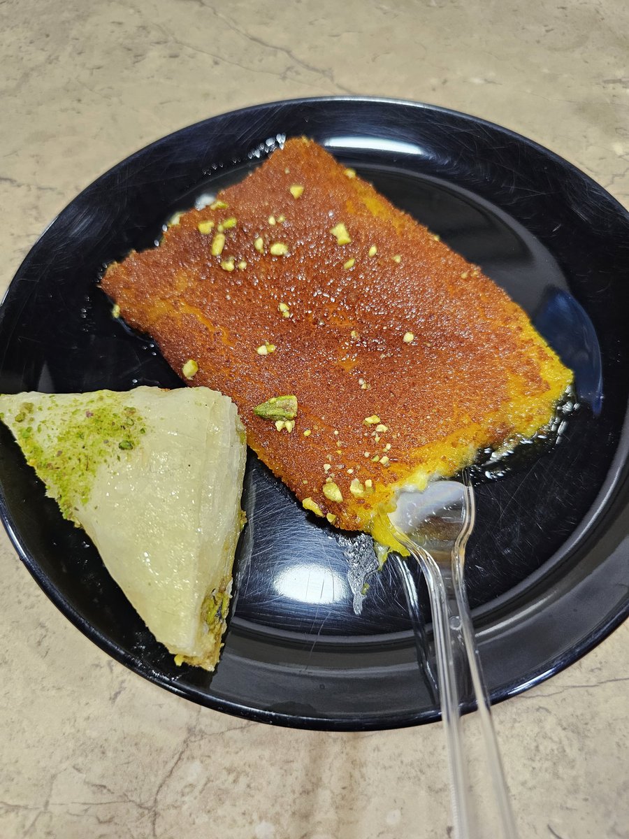 RafikHowdia91's tweet photo. كنافة وبقلاوة
حاسس اسم منيح لمحل حلويات 🤣
#كنافة
#بقلاوة
#kunafa
#baklava 
#sweets https://t.co/MrEop4HTuG
