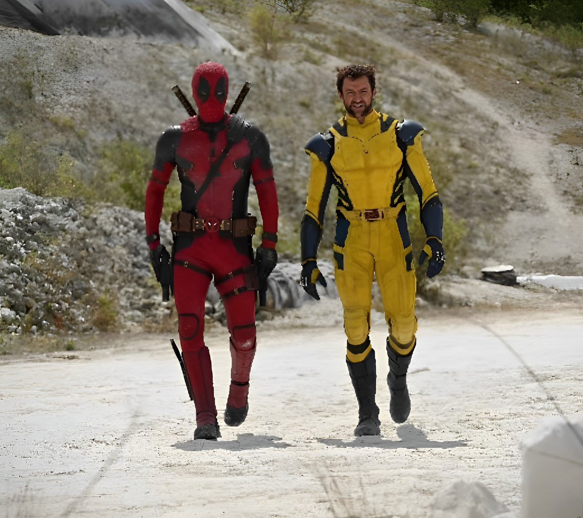 _almanaquegeek's tweet photo. 📸🔥 Encontro épico no universo Marvel: Hugh Jackman retorna com o novo traje do Wolverine e se une a Ryan Reynolds em Deadpool 3! 😎🎬 Prepare-se para ação insana e muitas piadas afiadas! 💥 #WolverineReturns #Deadpool3 #MarvelCrossover #MutantMayhem https://t.co/0KTH7Mtpkf