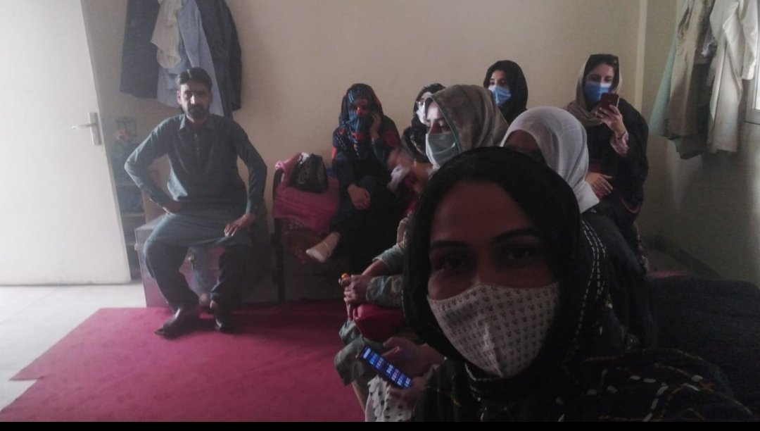 syedfaisal416's tweet photo. آزاد کشمیر پولیس نے معلمات آزاد کشمیر کو سکیل اپگریڈیشن کی تحریک میں حصہ لینے پر گرفتار کر لیا۔ معلمات کا کہنا تھا ان کا دیرینہ مطالبہ سکیل اپگریِڈیشن پورا کیا جاے 
شرم۔کرو شرم کرو. خواتین اساتذہ تھانے میں موجود۔
آزادی کے بیس  کیمپ کی بیٹیاں
@AGEGA_ 
@HamidMirPAK @AuratMarch https://t.co/gZIeULUsRx