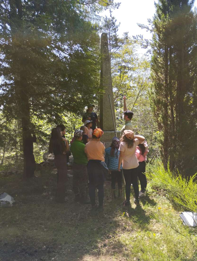 CoforAURA's tweet photo. Jeudi dernier, les élèves de Ruynes-en-Margeride sont retournés dans leur Forêt pédagogique avec les #Cofor15 et @ONF_Officiel. Les enfants ont pu appréhender les outils du forestier pour mesurer les arbres grâce à leurs pas, à la croix du bûcheron et au compas forestier. https://t.co/oYk63nQ7ya