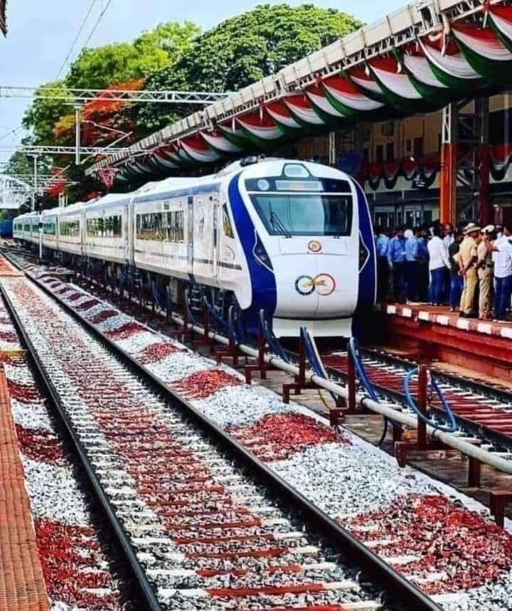 वंदे भारत एक्सप्रेस-

अब गोरखपुर से लखनऊ मात्र 800 रु.
मात्र 4:15 घण्टे में 
नहीं तो
पहले 110 रु. में पूरे 5:00 घण्टे लग जाते थे।

#अडानी का गुलाम है तो मुमकिन है 
               #VandeBharatExpress
#VandeBharat