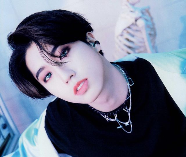 lllchrist's tweet photo. A thread to appreciate Han Jisung's improvisations / freestyles / creating his own choreography (Idk how to call it) on the stages, which is one of the strongest points that make his stage presence look amazing and satisfying to watch.

>>> https://t.co/6hqN0oW9j3