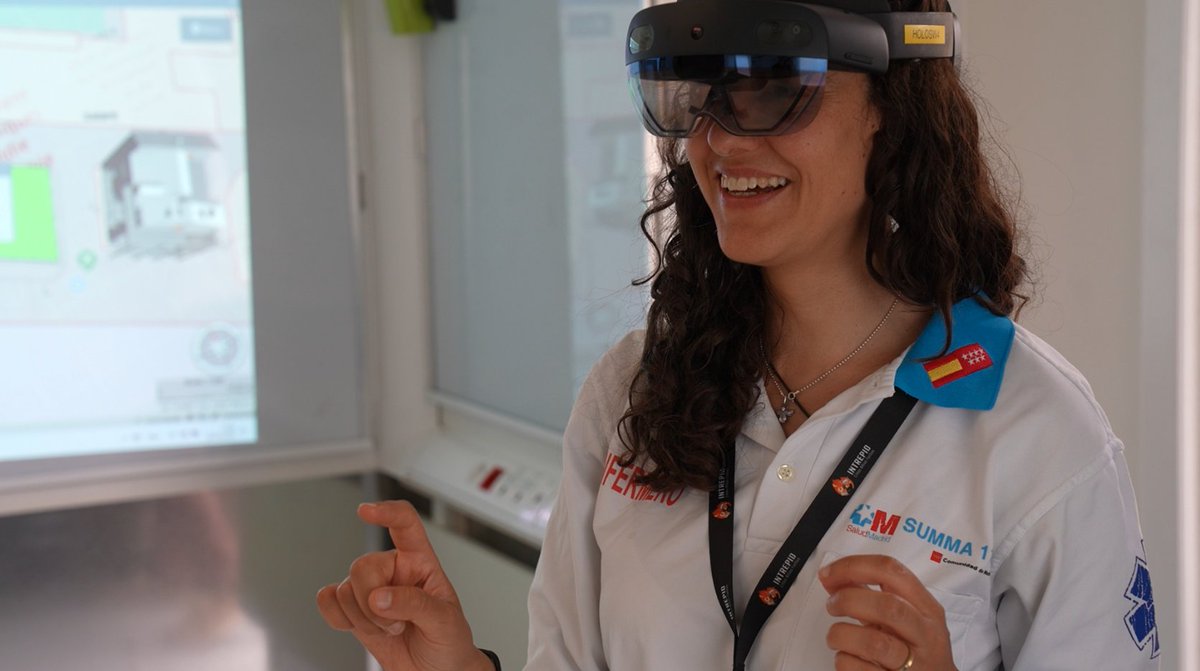 EU_intrepid's tweet photo. 🤓 Did you know that the #INMOS platform developed by #INTREPID can also be displayed on #hololens?
👉Theses #glasses enable users to view the building in 3D, zoom in, touch to obtain information or change floors. This device will be tested during #Pilot3! https://t.co/9oXL4eq6Ik