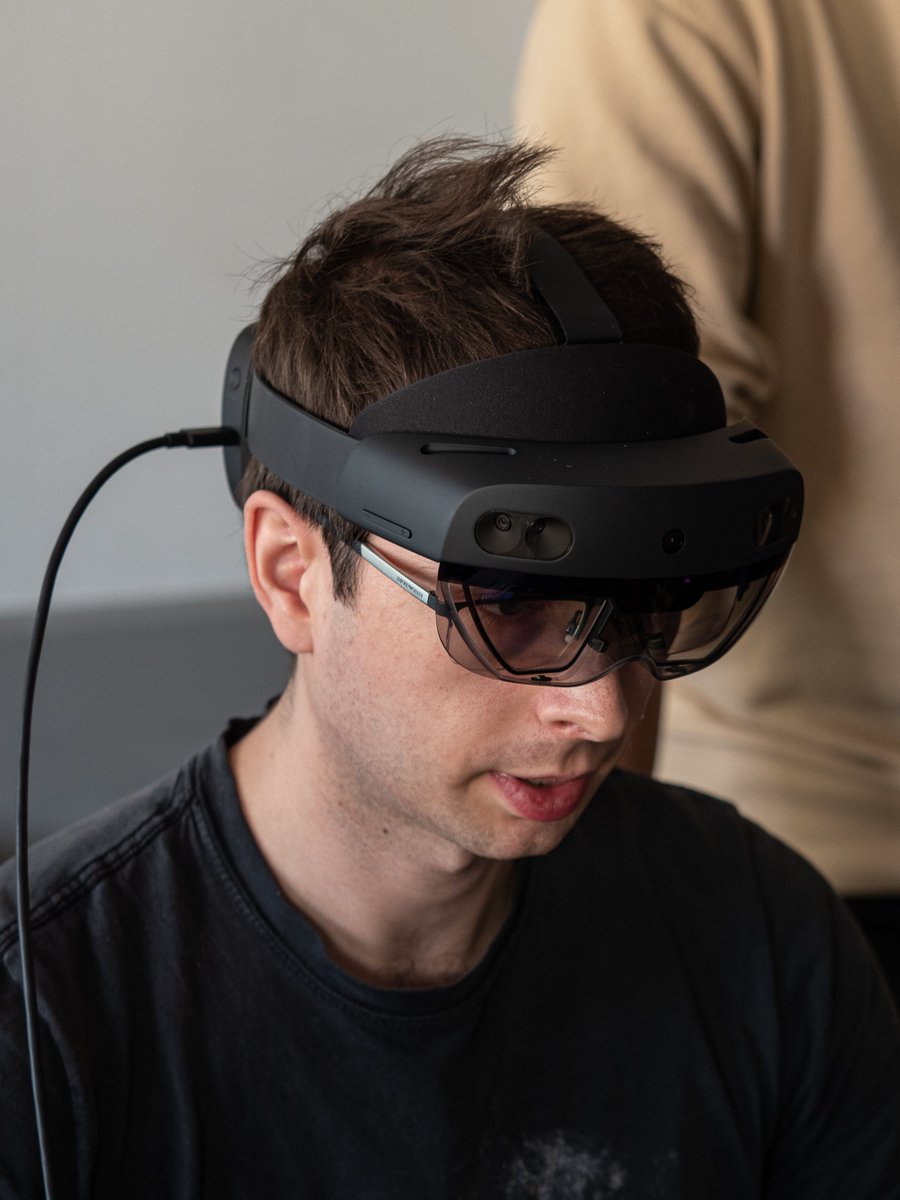 EU_intrepid's tweet photo. 🤓 Did you know that the #INMOS platform developed by #INTREPID can also be displayed on #hololens?
👉Theses #glasses enable users to view the building in 3D, zoom in, touch to obtain information or change floors. This device will be tested during #Pilot3! https://t.co/9oXL4eq6Ik