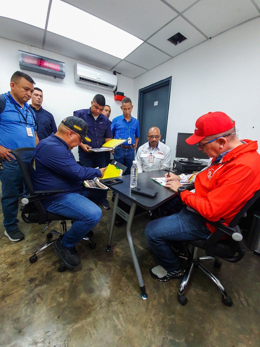 duboulayperozo's tweet photo. #FelizLunes | Iniciamos la semana desde #LosSímbolos, donde el Pdte. de @horizonteseg nos recibió y acompañó durante la visita de inspección y a quienes felicito por la invaluable labor de recuperación que han efectuado
¡Continuamos trabajando #PorAmorALaPatria!
@metro_caracas https://t.co/4TvW2EGCPu