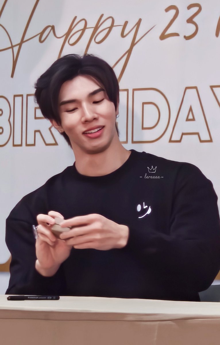 laraaaa02911231's tweet image. Let's join our lovely family #SizeL 💕💕 @LongshiLee7 

#Longlee
#LongleeBirthdayFanmeeting2023
