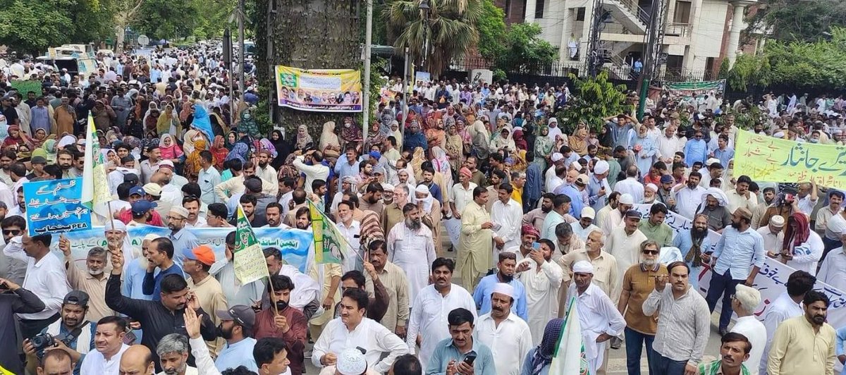 wild__catoo's tweet photo. لاہور کی تازہ ترین صورت حال۔۔۔ہزاروں کی تعداد میں سرکاری ملازمین موجود۔ ۔۔۔
اور نہیں کچھ تو ریٹویٹ کرتے جائیں !

#چلو_چلو_لاہور_چلو https://t.co/HrzzQJrHAS