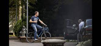 Vrij86150483's tweet photo. @Hegemoontje @JeroenPols Dat zijn organisaties achter de schermen. Ze opereren via vrijmetselaarsloges. Het zijn satanisten en ze willen Gods orde omdraaien. Kijk om je heen, zie wat er gebeurt. Bekijk de foto's van Rutte met appel, daar zijn er wel 10 van. Appel = symbool van satanisme. https://t.co/KIppDyhyJL